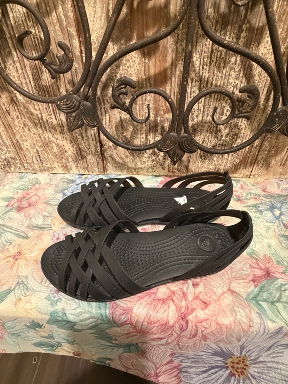 Hurache Crocs Women's Flat Sandal.    Size 9